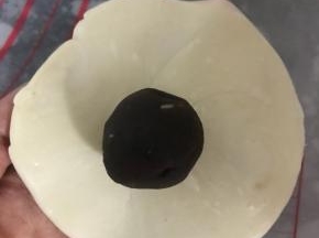包入豆沙，揉圆