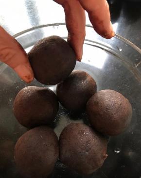 豆沙分成15克左右的小圆球