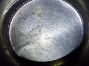 锅内放入玉米油烧至六成热熄火