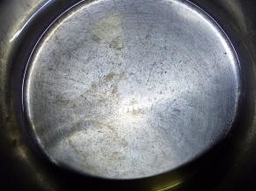 锅内放入玉米油烧至六成热熄火