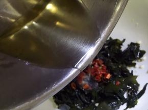 热油淋在干辣椒上