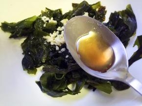 放入芝麻油拌匀