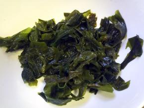 发好的海木耳换水清洗两遍，沥干水分