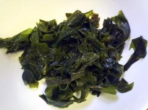 发好的海木耳换水清洗两遍，沥干水分