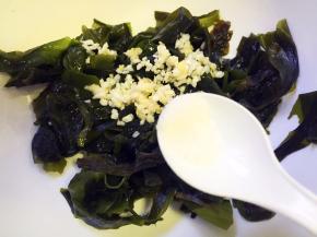 海木耳和蒜末一起放入碗中，放盐调味