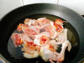 三黄鸡切成块后凉水下锅,