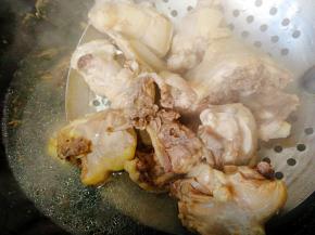 煮开后捞出洗净控干备用