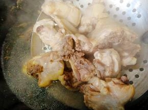 煮开后捞出洗净控干备用