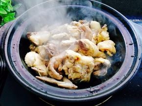 将鸡中的水分煸干，表面微微发黄， 连同煸炒出来的油和鸡肉一起盛出备用