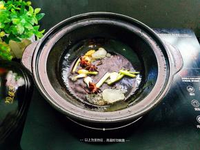 下入姜片、冰糖、八角葱白油等煸炒；