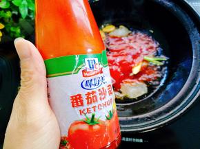 煸炒过大料的油下入番茄酱一起翻炒；