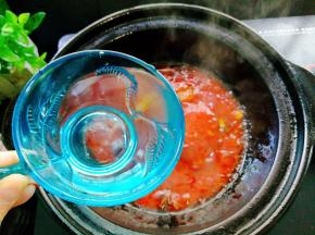 再加入适量的开水、生抽煮开