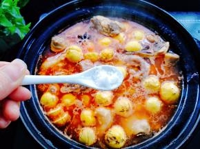 下入煸炒过的鸡肉，板栗，清水，加入盐