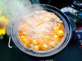 中途打开搅拌下，调小火慢慢熬