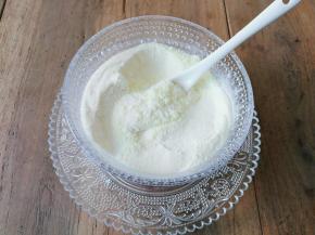 把棉花糖，果干剪成小粒备用，奶粉+菠萝椰子粉均匀备用