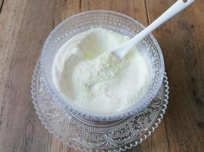 把棉花糖，果干剪成小粒备用，奶粉+菠萝椰子粉均匀备用