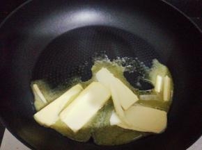 备一个不粘平底锅，倒入黄油小火融化