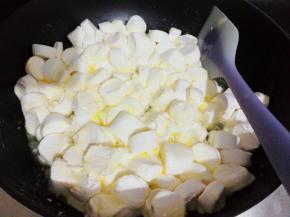 再倒入剪好的棉花糖，小火融化，融化好后关火