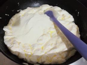 把混合好的菠萝椰子奶粉倒入锅中，搅拌均匀