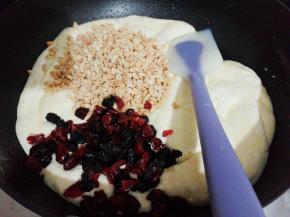 再果干和花生碎倒入混合均匀