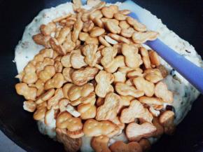 再把小葫芦饼干倒入混合