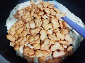 再把小葫芦饼干倒入混合