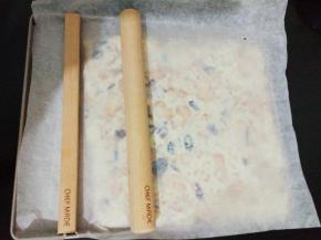 千丝万缕的缠绕，把小葫芦饼干包裹进去，铺上硅油纸整形