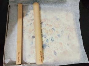 千丝万缕的缠绕，把小葫芦饼干包裹进去，铺上硅油纸整形