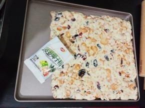 均匀撒上菠萝椰子粉（雪花粉）正反两面均匀沾上