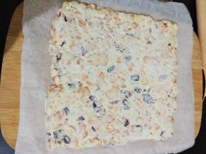 撒完雪花粉后，晾凉会转移到砧板上开始切割