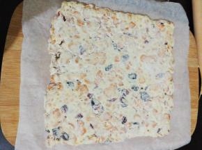 撒完雪花粉后，晾凉会转移到砧板上开始切割