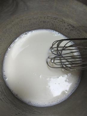 牛奶+糖+玉米油用手抽搅拌均匀，充分乳化看不到油星就可以了。