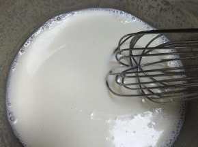 牛奶+糖+玉米油用手抽搅拌均匀，充分乳化看不到油星就可以了。