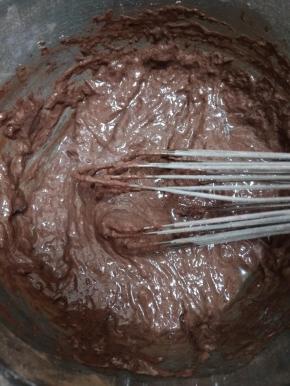 低筋面粉和可可粉混合过筛，然后筛入以上液体中，“Z”形拌之无干粉。