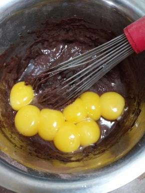 在面糊中加入蛋黄，搅拌均匀。