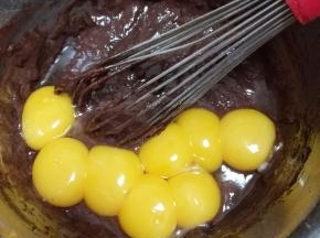 在面糊中加入蛋黄，搅拌均匀。