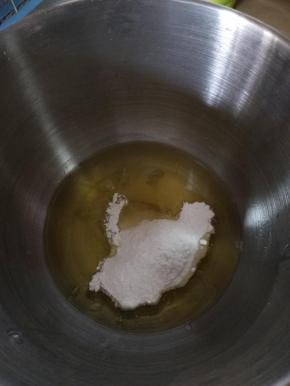 180℃预热烤箱，蛋白加糖打发。