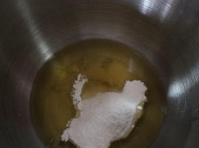 180℃预热烤箱，蛋白加糖打发。