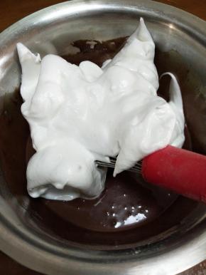 取三分之一蛋白加入面糊中，翻拌均匀。