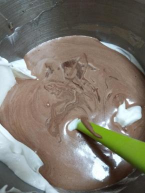 再将拌好的面糊倒回蛋白中，翻拌均匀。