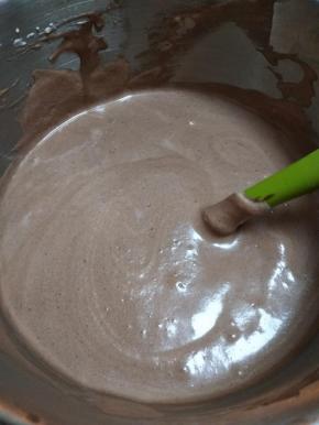 拌匀即可，过度搅拌回消泡。