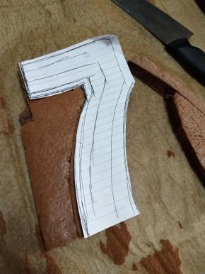 直接拿纸模盖在蛋糕片上，用小刀慢慢切，有瑕疵也没关系，装饰后可忽略。