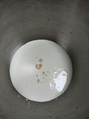 奶油加糖和一点点香草精（没有可以不放）打发。