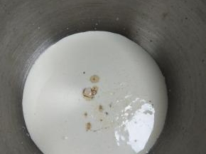 奶油加糖和一点点香草精（没有可以不放）打发。