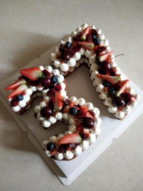 装饰准备好的水果，要是有鲜花，加上一两朵会更好看。