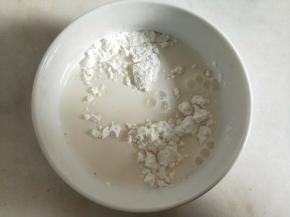 80克牛奶和玉米淀粉混合，搅拌至淀粉完全融化。