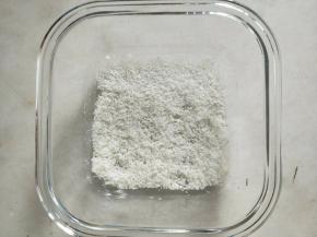 准备一个乐扣保鲜盒，容器底部先撒一层椰蓉。