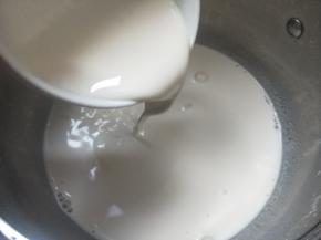 将有玉米淀粉的牛奶倒入锅内继续搅拌。