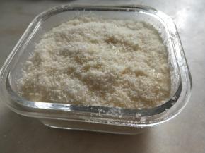 倒入模具中，表面抹平再撒一层椰蓉，放入冰箱冷三个小时以上。