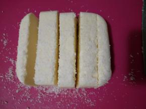 用牙签沿容器边缘划一圈即可轻松脱模，切长条。